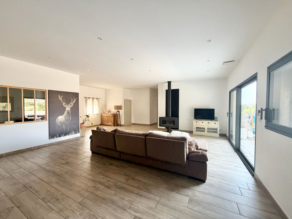 Superbe villa récente 145 m2 de plain-pied proche Uzes avec jardin et piscine