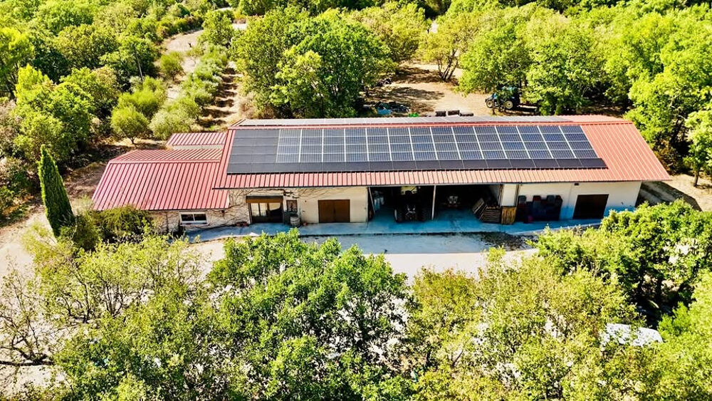 AU PIED DU MONT BOUQUET PROPRIÉTÉ DE CARACTÈRE SUR 17 HECTARES