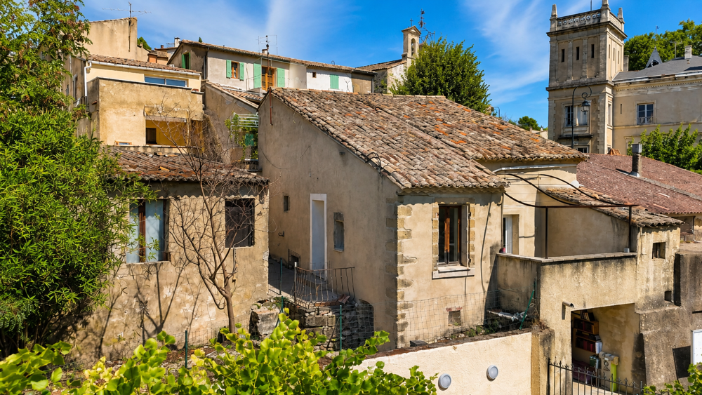 Vente Maison Charmante maison de village rénovée avec jardin, terrasse, grand garage et caves voûtées St victor des oules