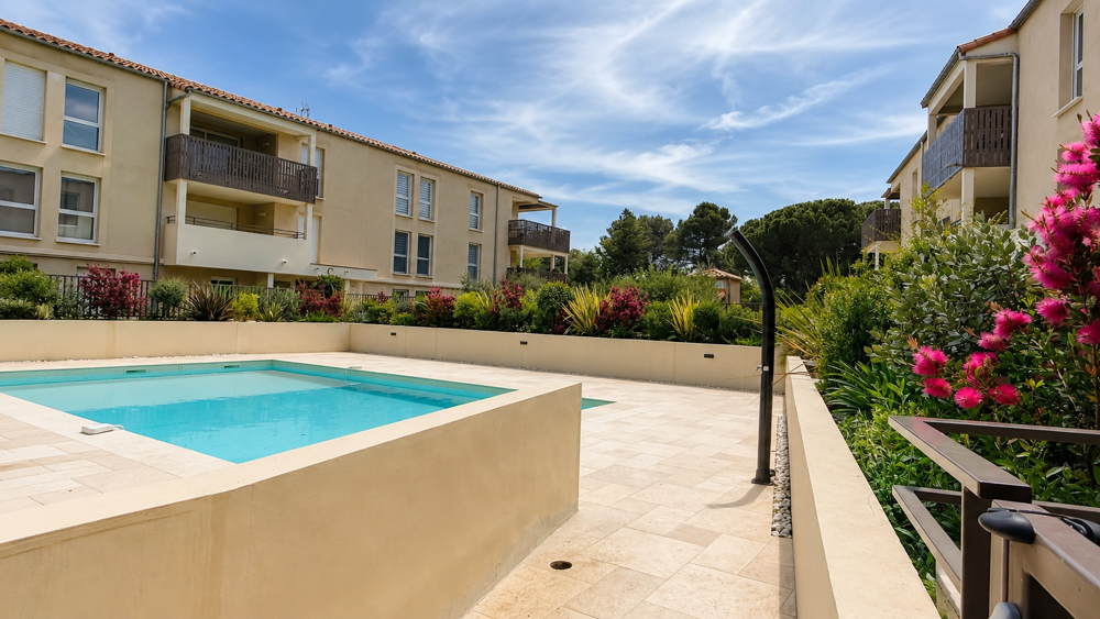 Vente Appartement Uzès - À quelques pas du centre historique, T2 avec terrasse, piscine et parking. Uzes