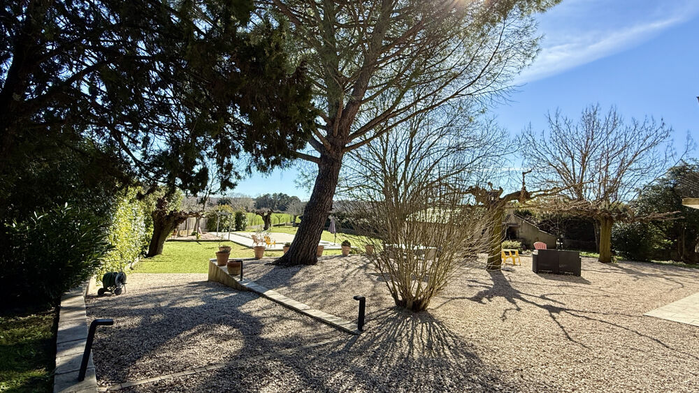 A vendre Uzès, maison rénovée avec dépendance, piscine et vue dégagée