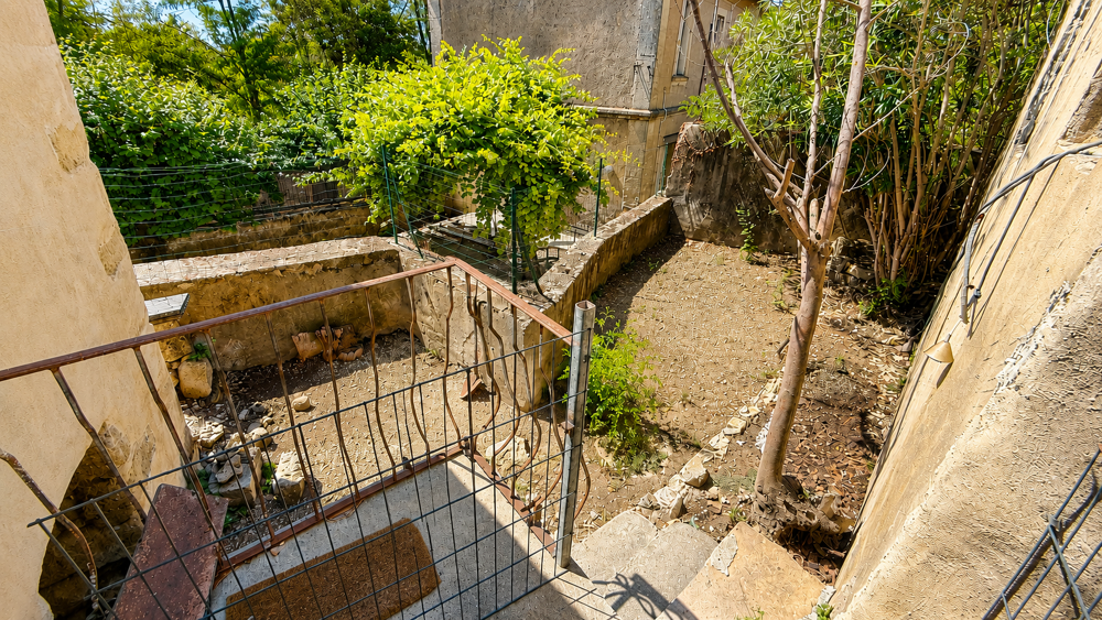 Vente Maison Charmante maison de village rénovée avec jardin, terrasse, grand garage et caves voûtées St victor des oules