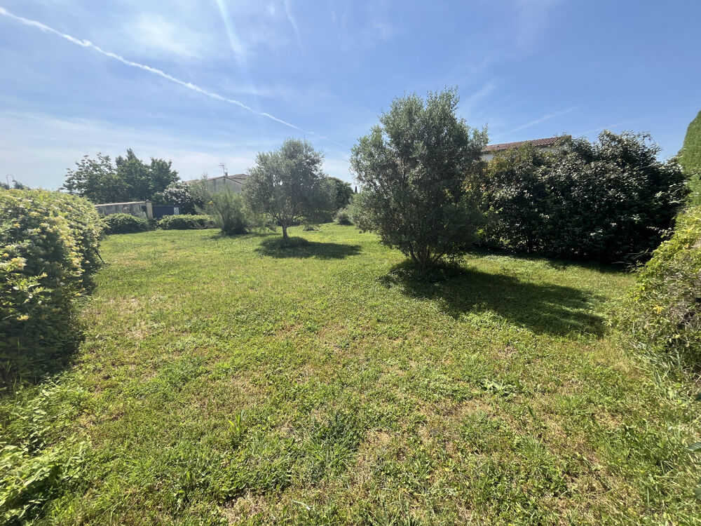 Vente Terrain Vente terrain constructible, viabilisé, plat et arboré de 500 m2. Emprise au sol 60 %. Exclusivité agence Sinf Uzes