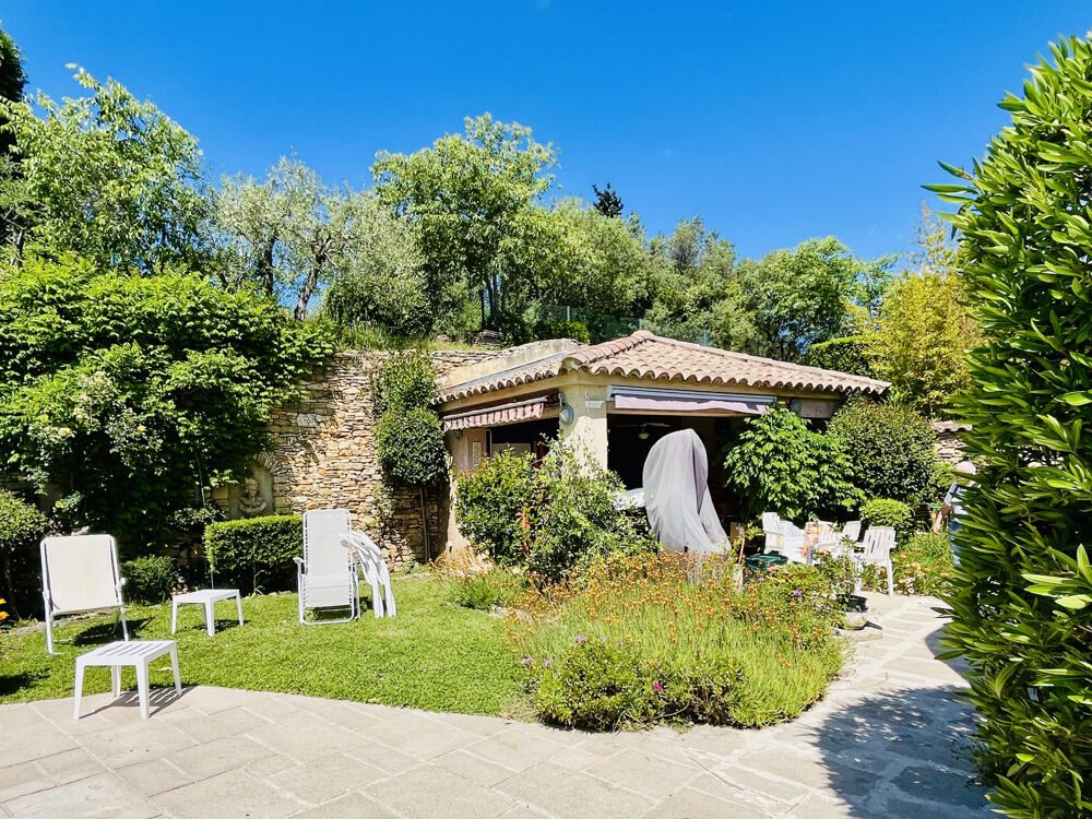 Très belle maison du sud de la France typiquement provençale de 201 m2 habitables et 70 m2 de dépendances. Ter