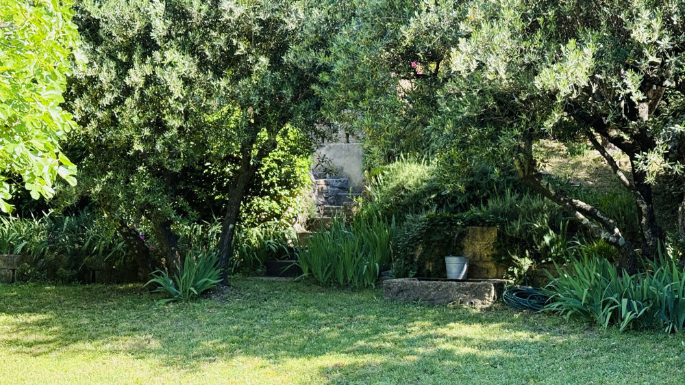 Maison de plain-pied avec vue sur le Duché d'Uzès et jardin méditerranéen