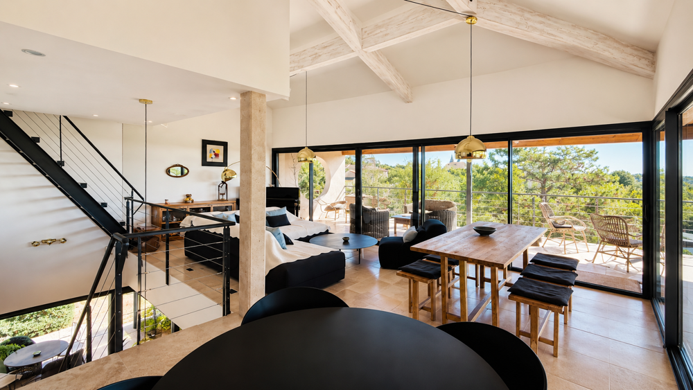 À seulement 7 km d'Uzès, une propriété d'architecte où l'élégance rencontre l'art de vivre.