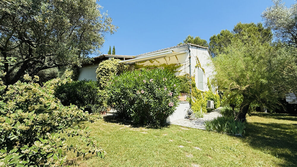 Maison de plain-pied avec vue sur le Duché d'Uzès et jardin méditerranéen