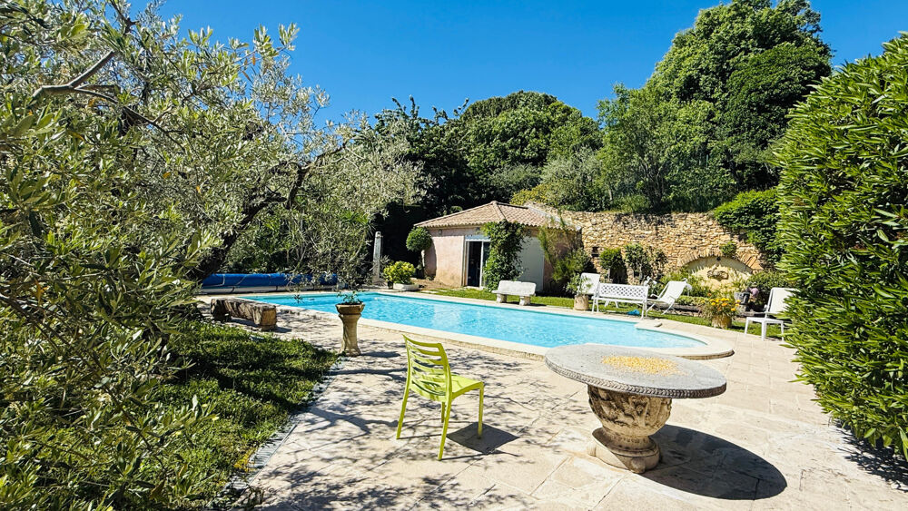 Très belle maison du sud de la France typiquement provençale de 201 m2 habitables et 70 m2 de dépendances. Ter