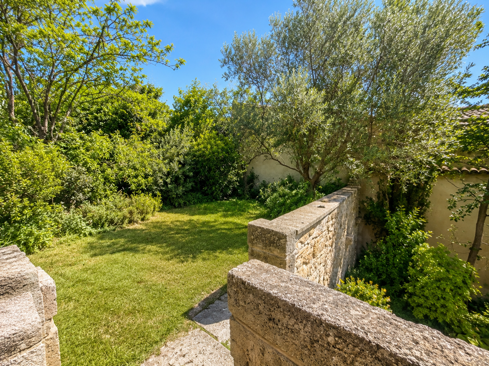 192 m2 habitables, jardin caché et remise de 100 m2 : un bien rare à Gallargues
