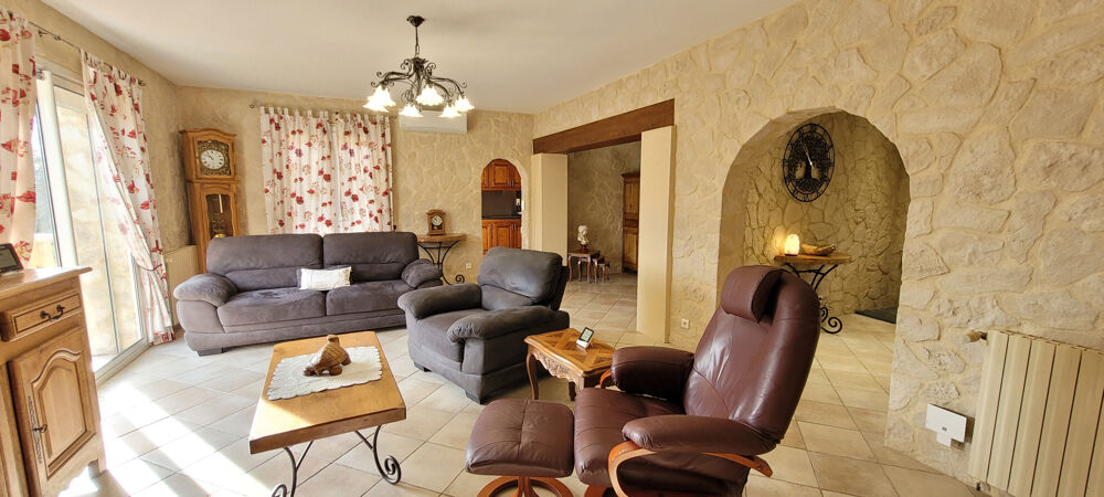 En vente À 6 KM D'UZÈS PROPRIÉTÉ FAMILIALE DE 250 M2 AVEC PISCINE ET DEUX ESPACES DE VIE INDÉPENDANTS