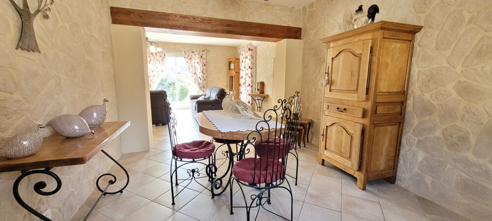 En vente À 6 KM D'UZÈS PROPRIÉTÉ FAMILIALE DE 250 M2 AVEC PISCINE ET DEUX ESPACES DE VIE INDÉPENDANTS