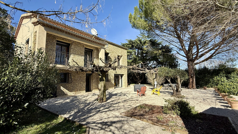 A vendre Uzès, maison rénovée avec dépendance, piscine et vue dégagée