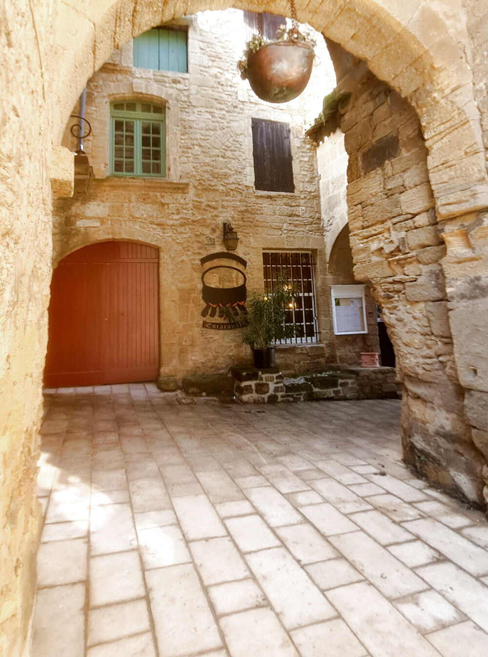 Vente Maison REMOULINS MAISON DE VILLAGE EN PIERRE DE 280 M2  TERRASSES ET COURS IDÉAL PROJET FAMILIAL, GÎTES OU INVESTISSE Remoulins