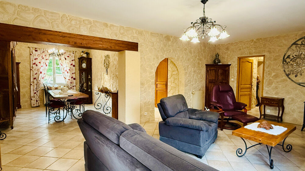 En vente À 6 KM D'UZÈS PROPRIÉTÉ FAMILIALE DE 250 M2 AVEC PISCINE ET DEUX ESPACES DE VIE INDÉPENDANTS