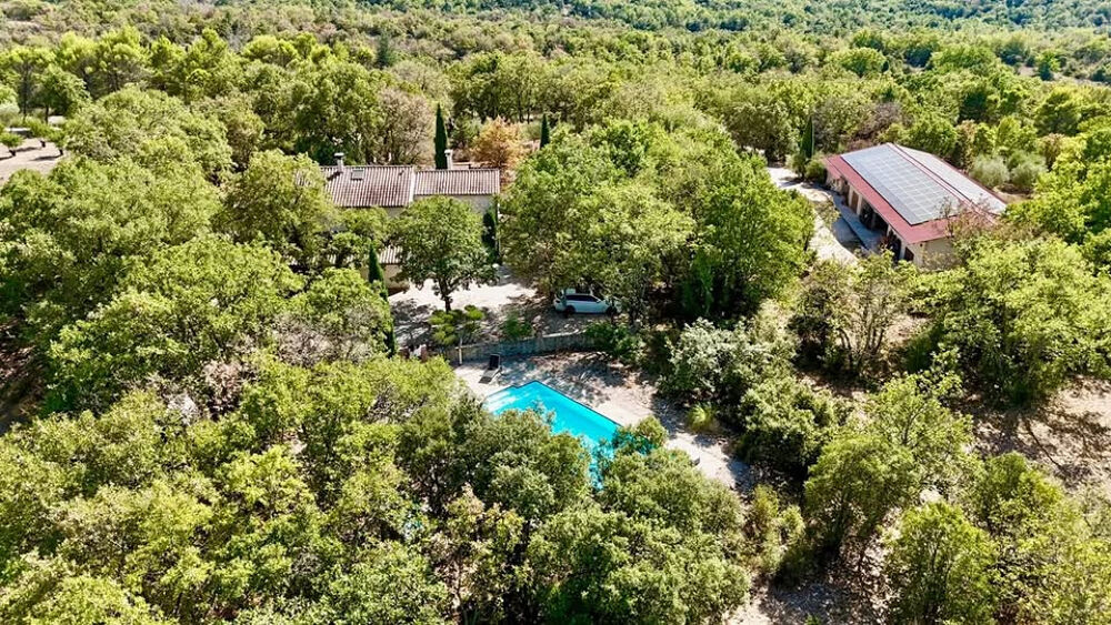 AU PIED DU MONT BOUQUET PROPRIÉTÉ DE CARACTÈRE SUR 17 HECTARES