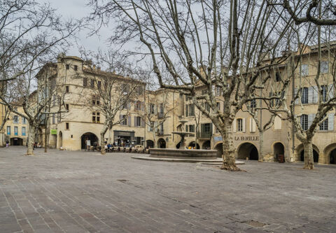 MURS COMMERCIAUX - Un lieu unique o&ugrave; vivre et entreprendre au cœur d'Uz&egrave;s 598000 30700 Uzes