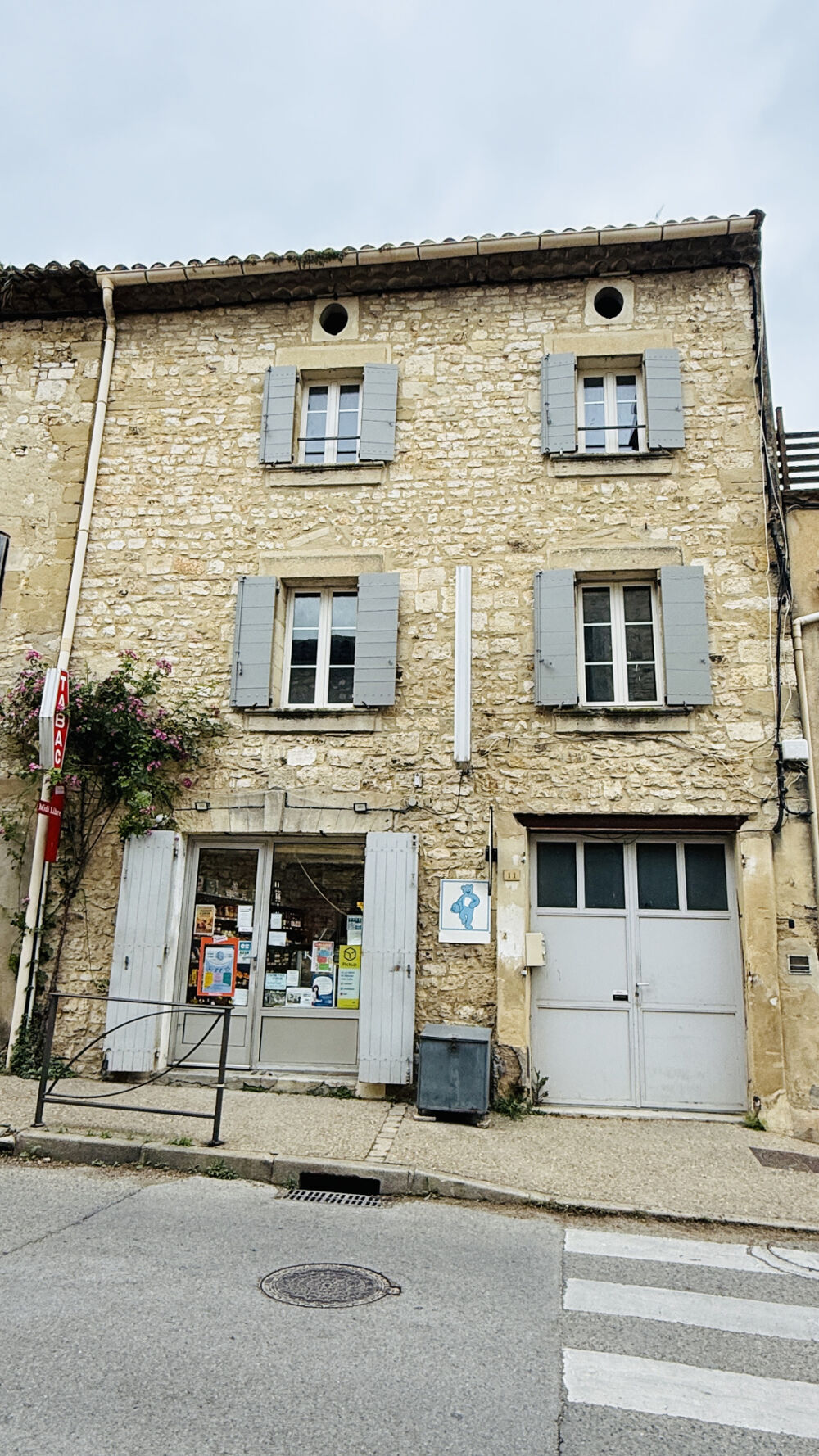 Maison de village avec commerce loué, appartement rénové et fort potentiel - Arpaillargues-et-Aureillac