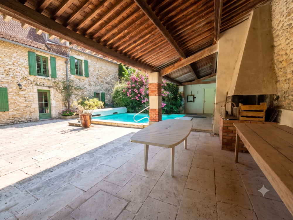 Demeure de caractère : 294 m2 habitables + 125 m2 de potentiel brut sur l'axe Nîmes/Uzès/Alès