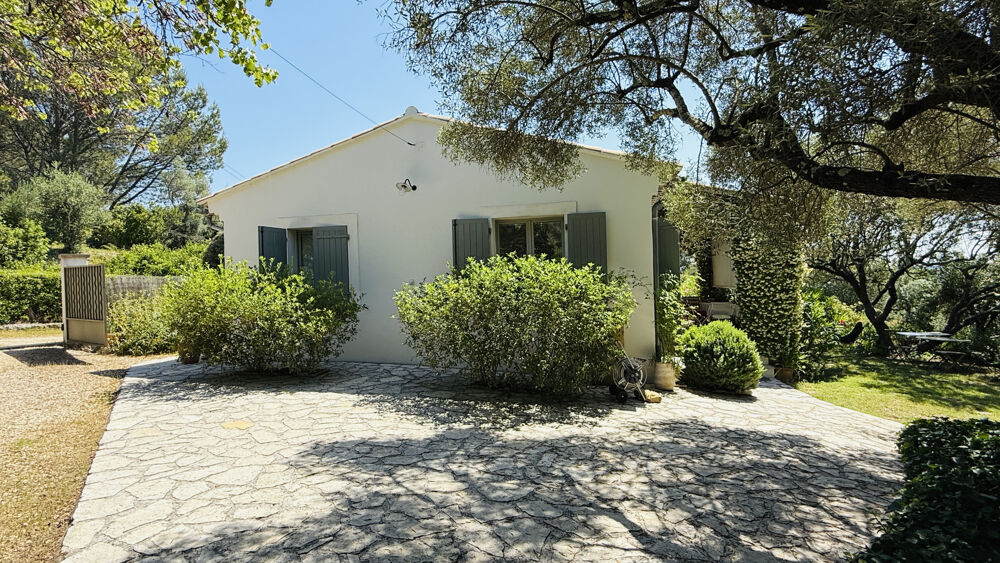 Maison de plain-pied avec vue sur le Duché d'Uzès et jardin méditerranéen