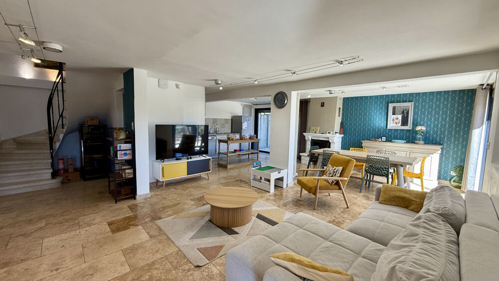 A vendre Uzès, maison rénovée avec dépendance, piscine et vue dégagée