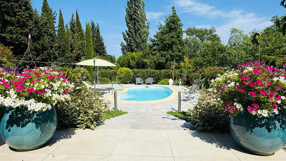 Vente belle maison soignée de plain-pied avec piscine implantée sur un terrain bucolique de 2180 m2 à seulemen
