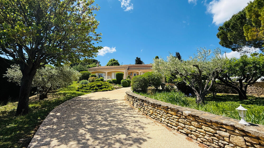 Très belle maison du sud de la France typiquement provençale de 201 m2 habitables et 70 m2 de dépendances. Ter