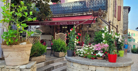   Restaurant de caractère avec murs et fonds   Emplacement unique au cœur d'un village médiéval d'exception 