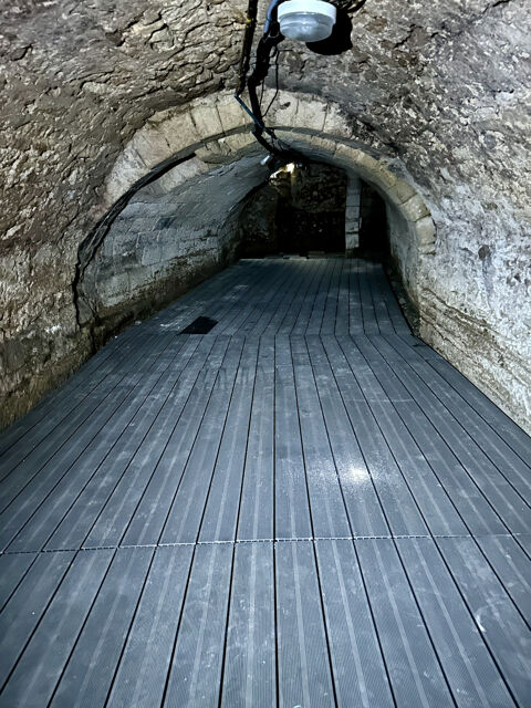   'Exclusivité Swixim' Centre ville d'Uzès, local commercial avec une petite terrasse et une belle cave voutée 