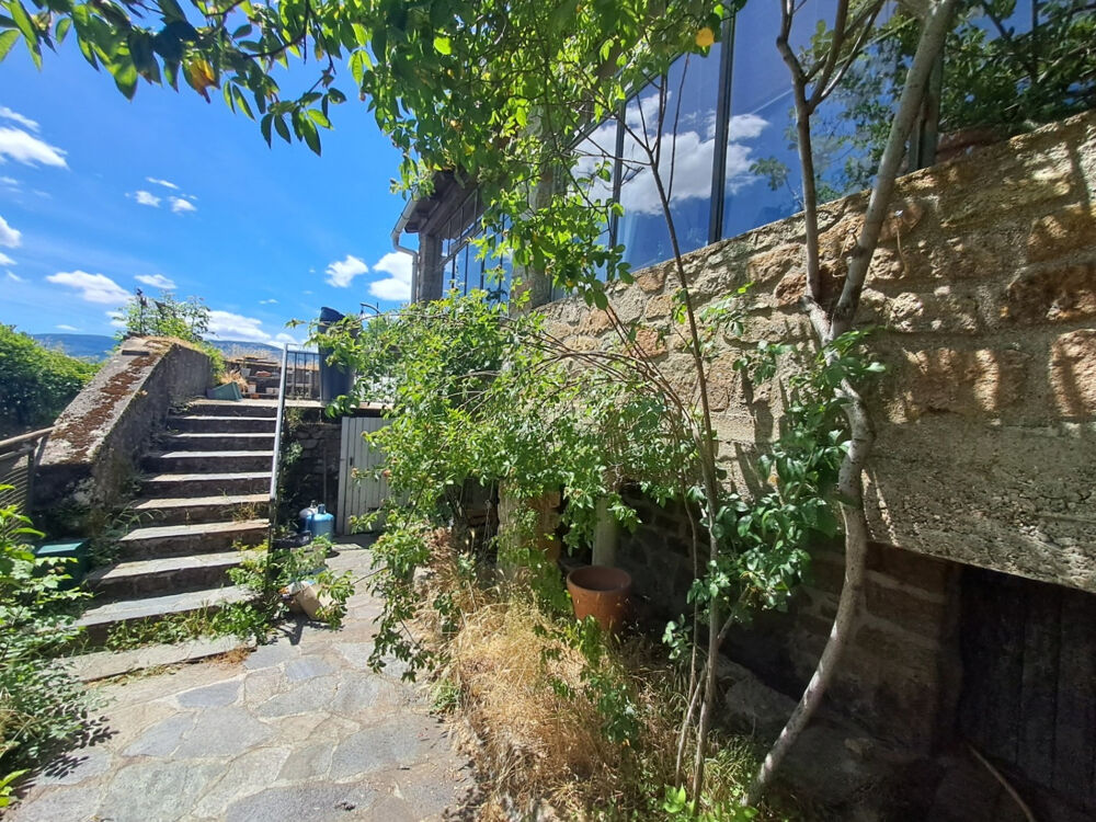 Charme et caractère au coeur de La Garde-Guérin Village classé.