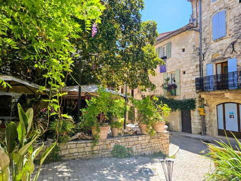   Restaurant de caractère avec murs et fonds   Emplacement unique au cœur d'un village médiéval d'exception 