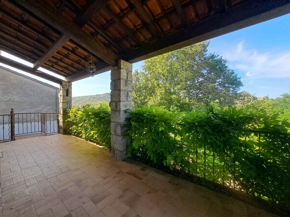 Coup de coeur à Joyeuse : maison de caractère classée B, jardin clos et piscine à réhabiliter