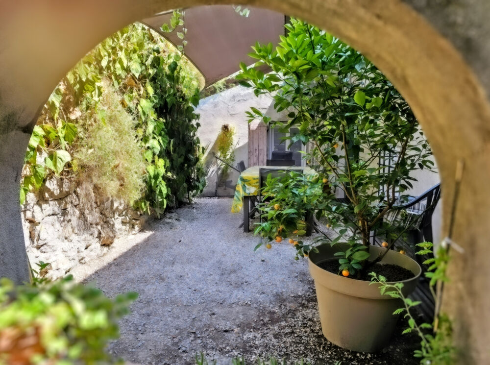 Maison en pierre 150 m2 3 chambres en R+1, garage et atelier XXL et 400m2 de potager : un bien aux multiple