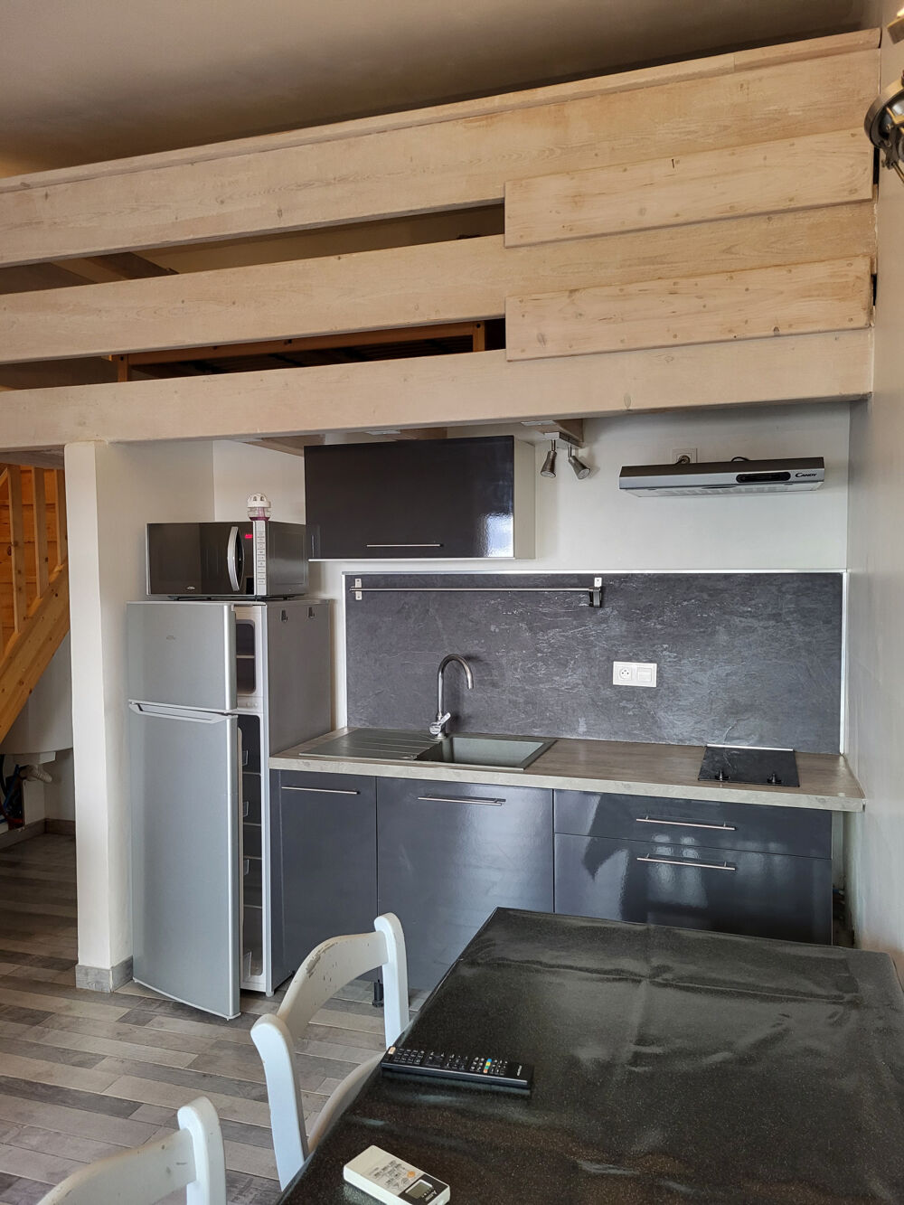 STUDIO MEUBLÉ AVEC UNE MEZZANINE