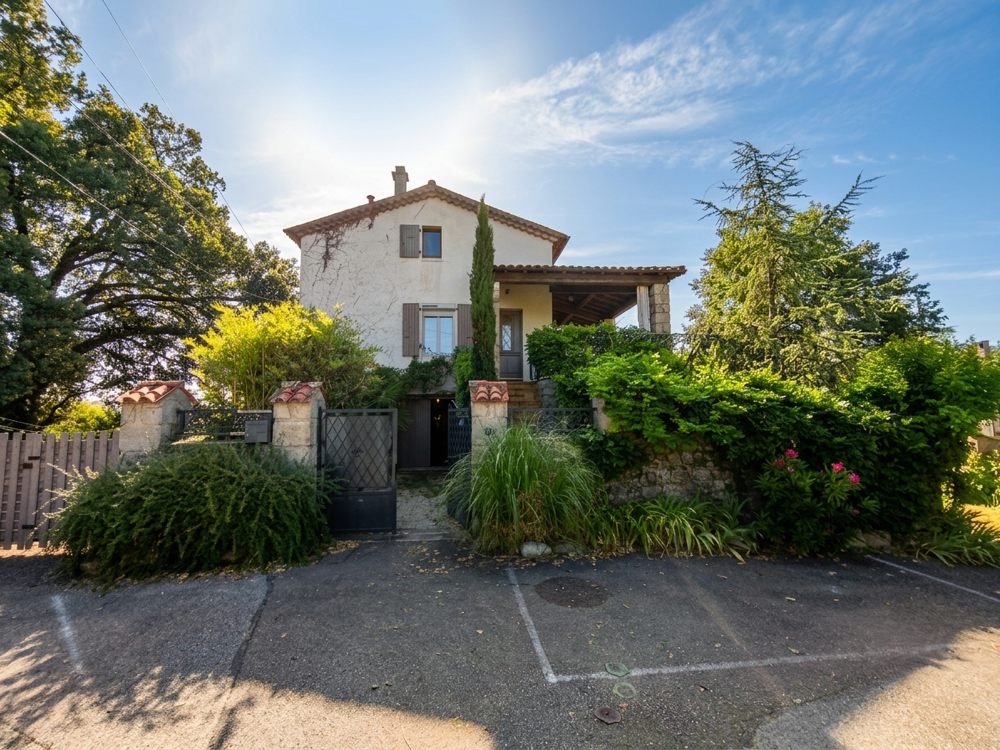 Coup de coeur à Joyeuse : maison de caractère classée B, jardin clos et piscine à réhabiliter