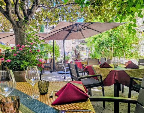   Restaurant de caractère avec murs et fonds   Emplacement unique au cœur d'un village médiéval d'exception 