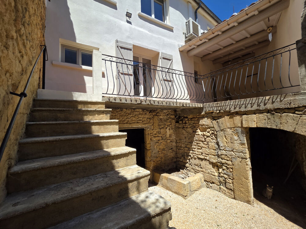 Dans un village prisé avec commerces!