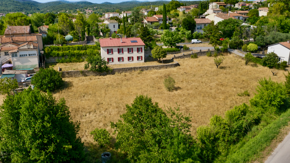 Spécial investisseur :Maison individuelle sur terrain divisible et constructible