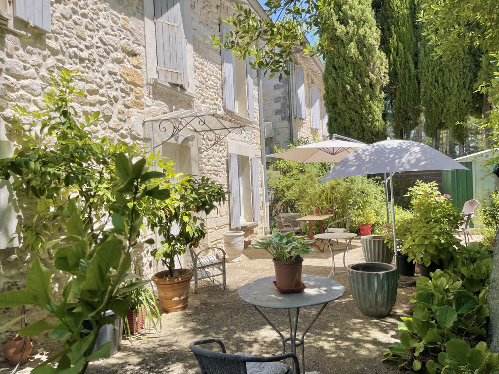 Authentique maison en pierre avec jardin commerces à pieds