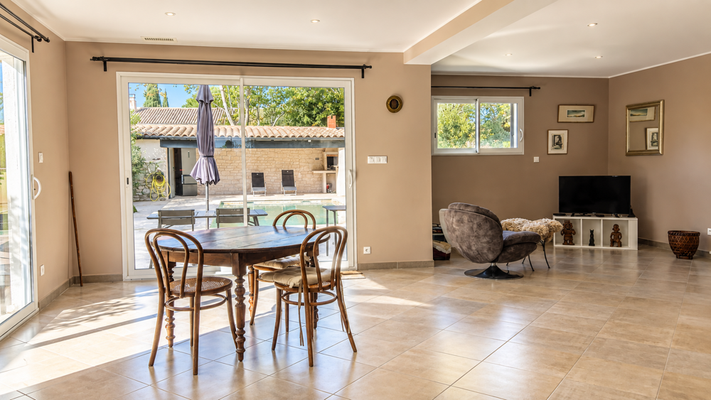 À 20 mn pied du centre dUzès, une villa récente aux beaux volumes, avec piscine et prestations de confort.