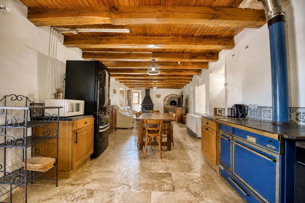 Vente Maison Mas sur terrain attenant de 7678 m2 avec terrasses, vue dégagée et dépendances Senechas