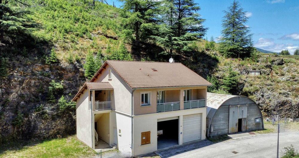 Maison avec garages et hangar