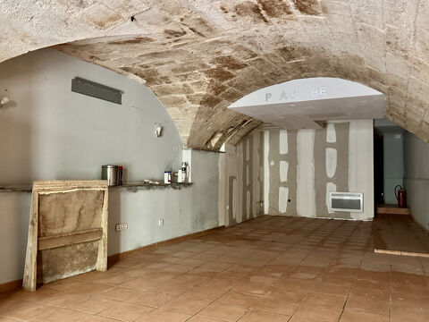   'Exclusivité Swixim' Centre ville d'Uzès, local commercial avec une petite terrasse et une belle cave voutée 