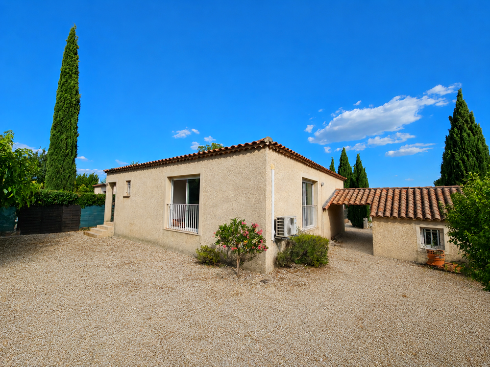 Soleil, cigales et commerces à pieds : une maison de plain-pieds à découvrir