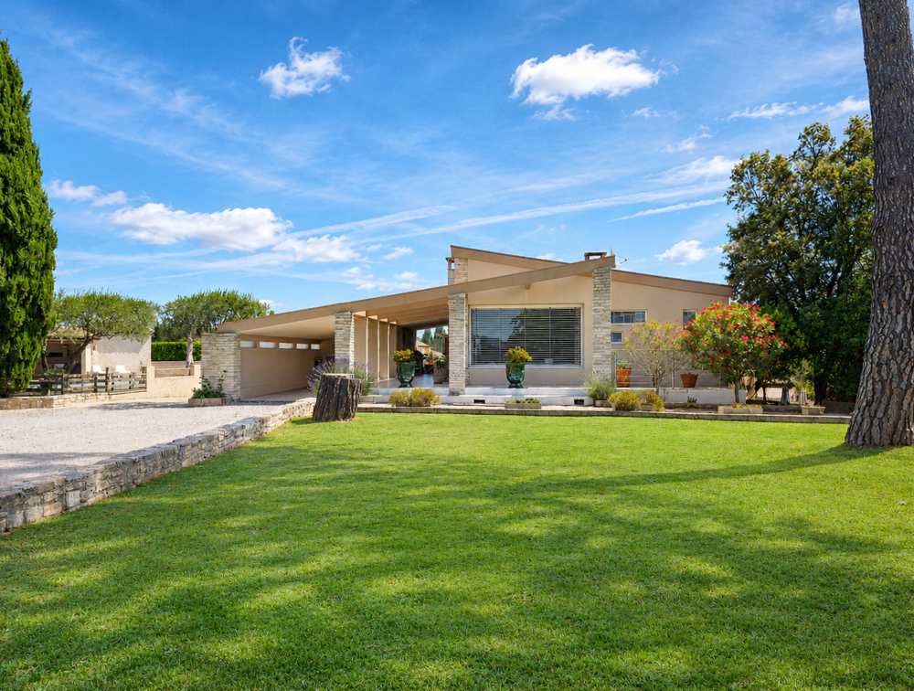 Belle villa d'architecte avec piscine et grand terrain arboré