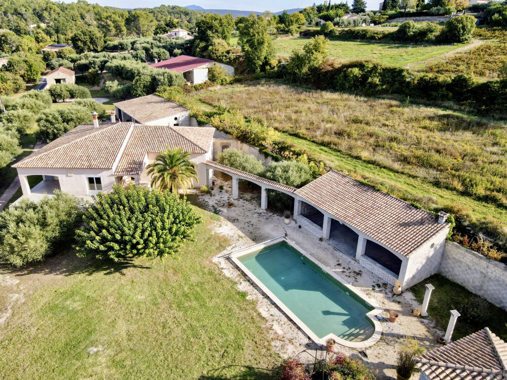 A 18 km d'Uzès, élégante maison de plain-pied avec un magnifique terrain et un appartement indépendant...