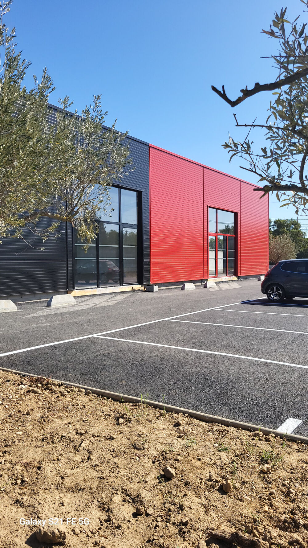   LOCAL COMMERCIAL 200 M2  SUR SERNHAC 
