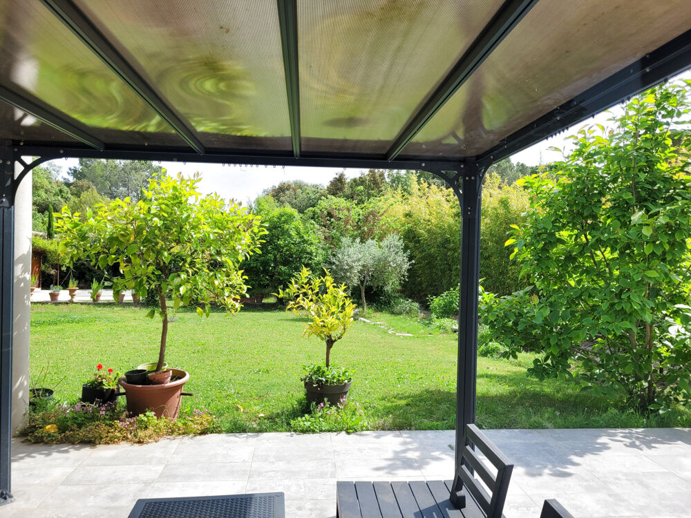 Villa récente en peine nature