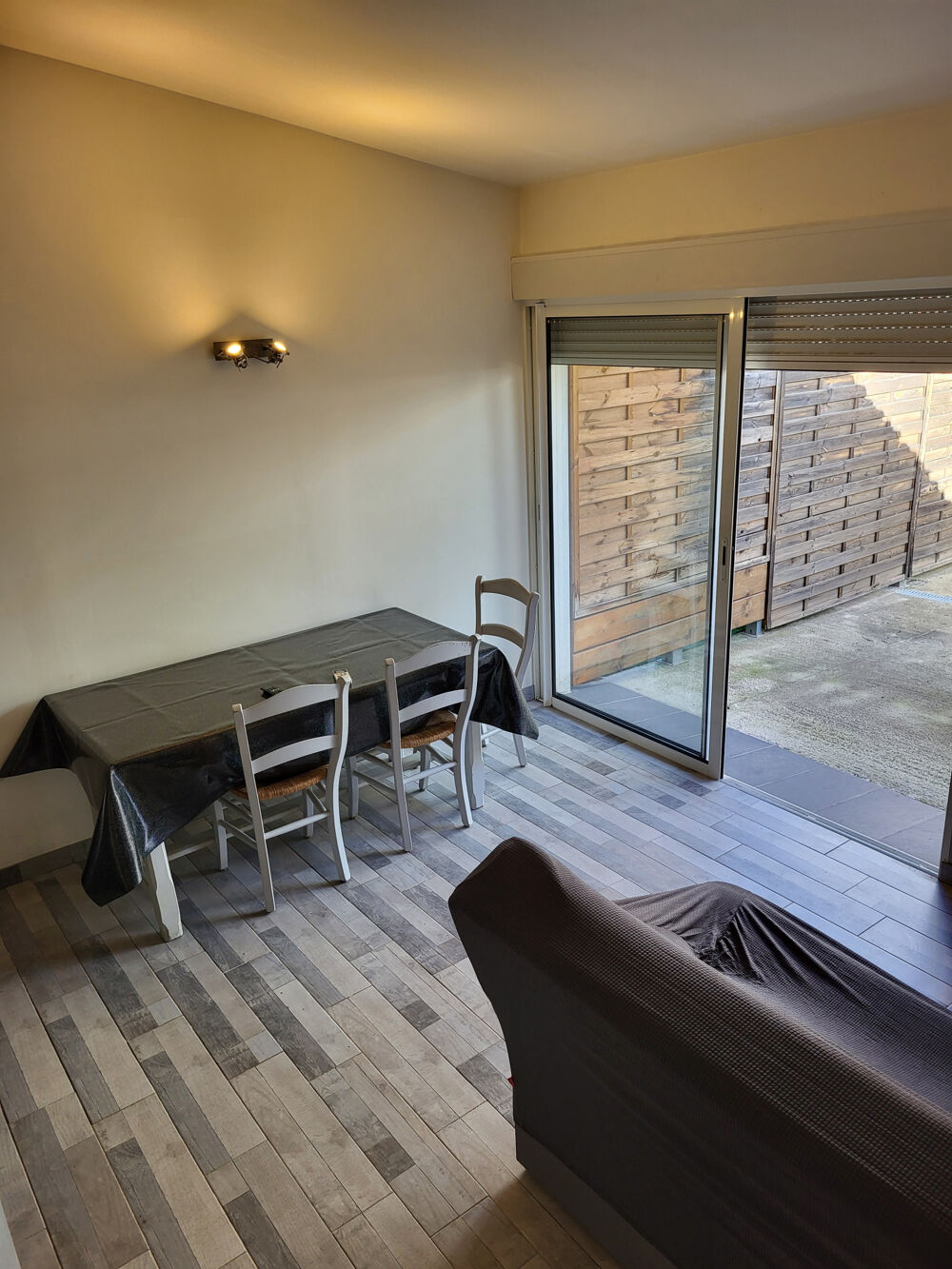STUDIO MEUBLÉ AVEC UNE MEZZANINE
