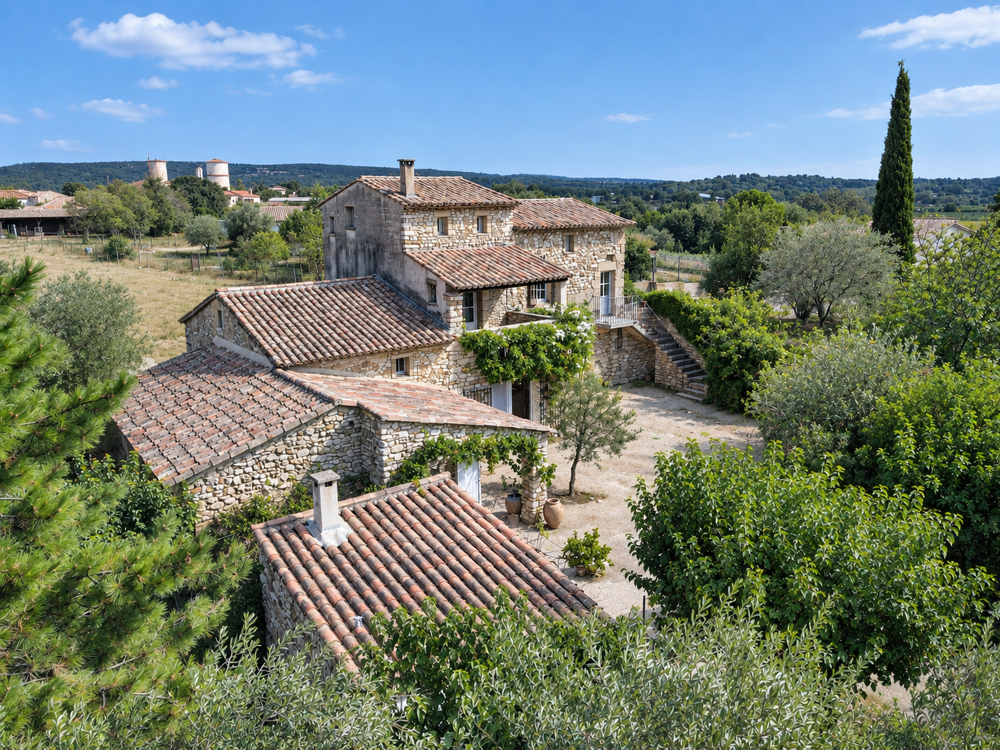 Charme et pierre pour ce mas à 13 km d'Uzès sur belle parcelle de 2300 m2