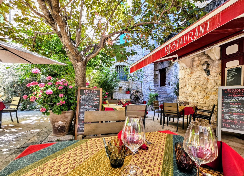   Restaurant de caractère avec murs et fonds   Emplacement unique au cœur d'un village médiéval d'exception 
